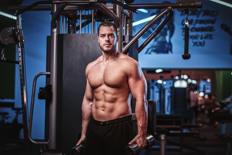 shirtless-bodybuilder-in-a-modern-fitness-club-MKE3WFS.jpg